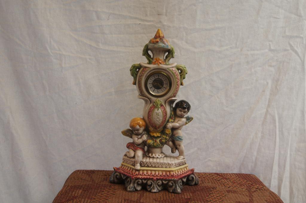 Klok met engelen ( Porselein, Antiek en Kunst, Ophalen of Verzenden