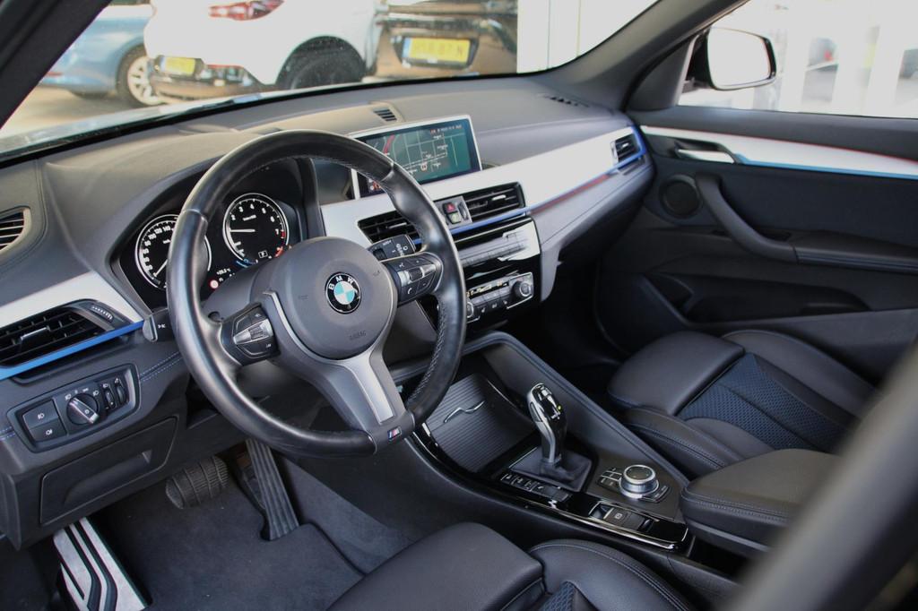 BMW X1 SDrive18i High Executive | M-SPORT | SHADOWLINE | EL, Auto's, BMW, 136 pk, Gebruikt, Leder en Stof, Zwart