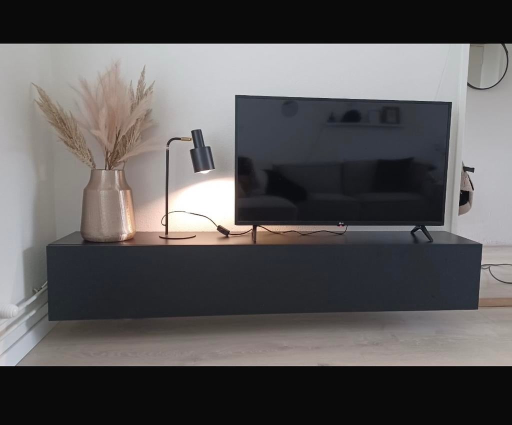 Mat zwart zwevend tv meubel - Zo goed als nieuw, Huis en Inrichting, Kasten | Televisiemeubels, Ophalen, 150 tot 200 cm, Zo goed als nieuw