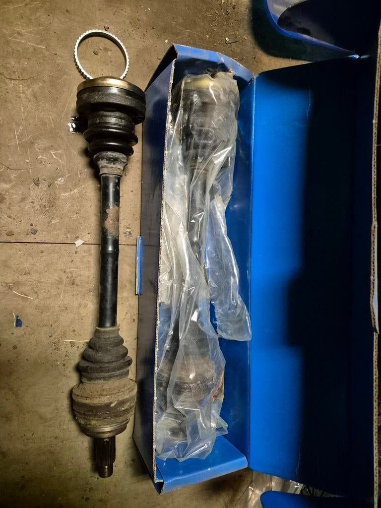 2x Aandrijfas BMW E30 325i - Goede staat, geen speling, Auto-onderdelen, Ophalen of Verzenden, Gebruikt, BMW