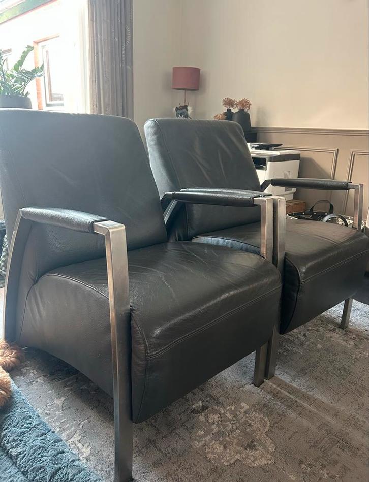 Twee donkergrijze fauteuils met metalen frame, Huis en Inrichting, Fauteuils, Gebruikt, Leer, 50 tot 75 cm, Ophalen