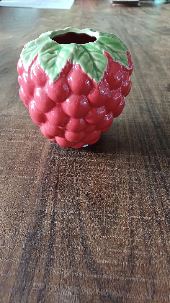 Des Pots aarbei vaas, hoogte 11,5 cm., Aardewerk of Porselein, Ophalen of Verzenden, Zo goed als nieuw, Minder dan 50 cm