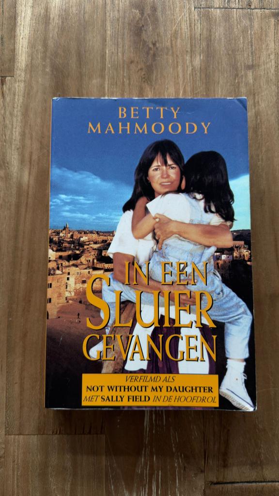 In een sluier gevangen - Betty Mahmoody, Boeken, Ophalen of Verzenden, Gelezen, Nederland