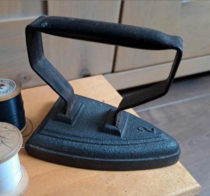 Vintage gietijzeren strijkijzer nummer 2 lengte 11 cm, Antiek en Kunst, Ophalen of Verzenden