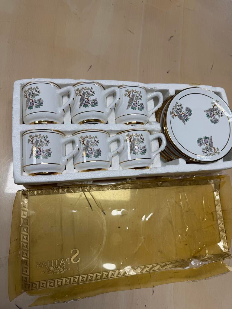 Set van 6 kopjes en schotels met pauwenprint, Huis en Inrichting, Keuken | Servies, Gebruikt, Keramiek, Ophalen of Verzenden, Overige stijlen