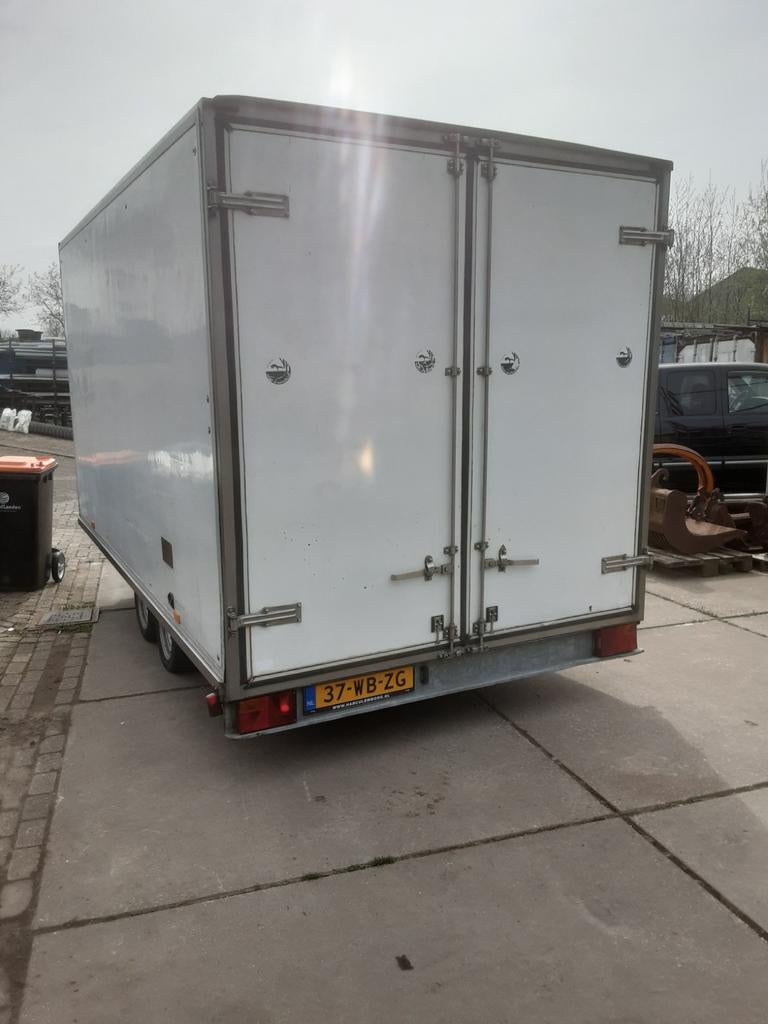 Gesloten aanhanger, Ophalen