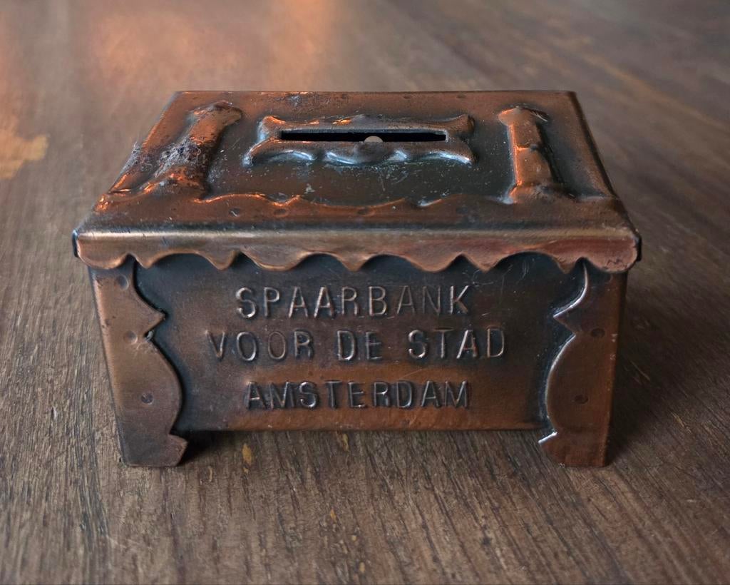 Vintage spaarbank voor de stad Amsterdam spaarpot, Ophalen of Verzenden, Gebruikt, Metaal of Blik, Overige thema's