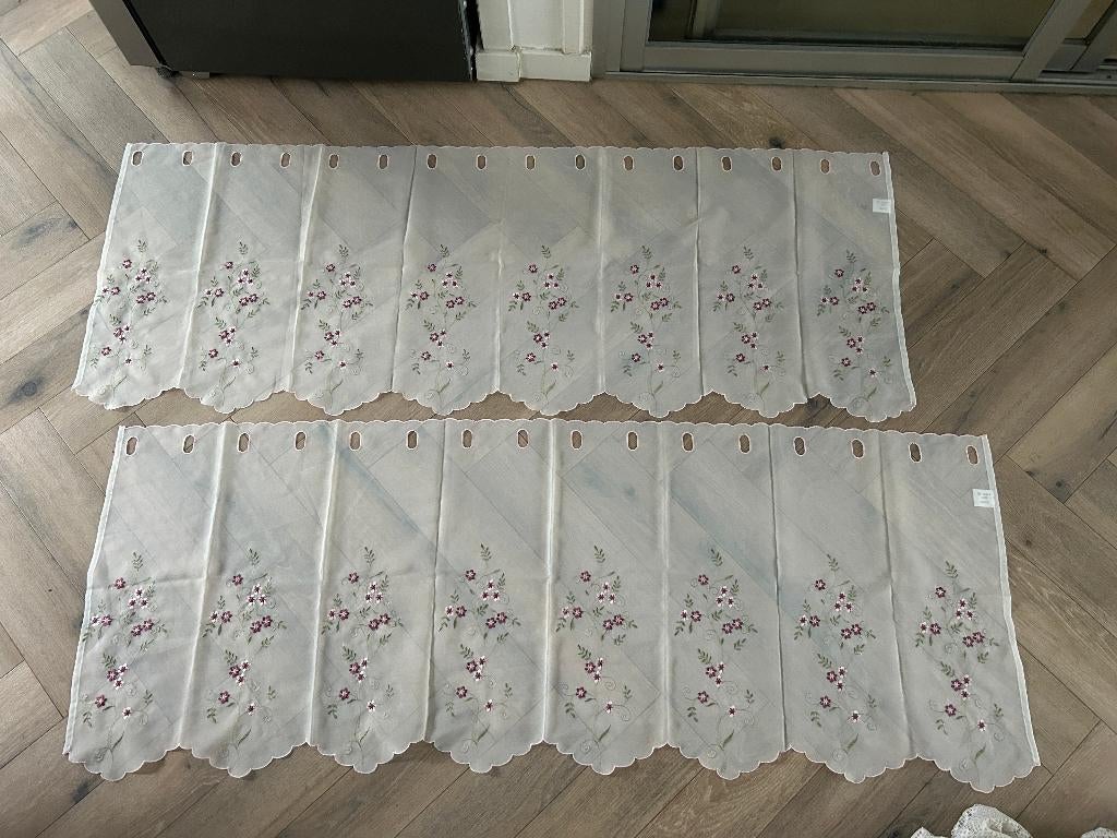 2 x kort gordijn met bloemen, Huis en Inrichting, Stoffering | Gordijnen en Lamellen, 100 tot 150 cm, Wit, Ophalen of Verzenden