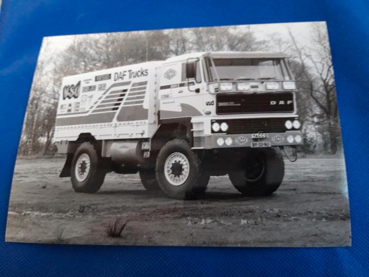 persfoto DAF 3600 volgwagen Parijs-Dakar '88 – zwartwit, Verzamelen, Automerken, Motoren en Formule 1, Zo goed als nieuw, Auto's