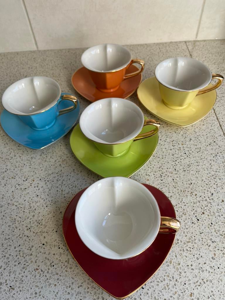 Vijf kop en schotels hartvorm, Ophalen of Verzenden, Zo goed als nieuw, Overige stijlen, Kop(pen) en/of Schotel(s)