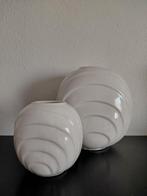 Set van 2 vintage witte vazen - retro design, art deco, Huis en Inrichting, Gebruikt, Wit, Aardewerk of Porselein, Ophalen of Verzenden