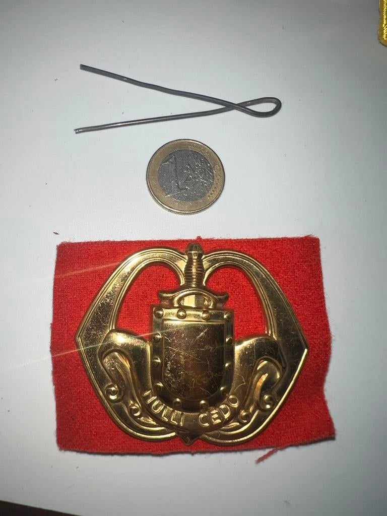 Militair embleem Infanterie 'Nulli Cedo' - Ik wijk voor niet, Ophalen of Verzenden, Landmacht, Nederland, Embleem of Badge