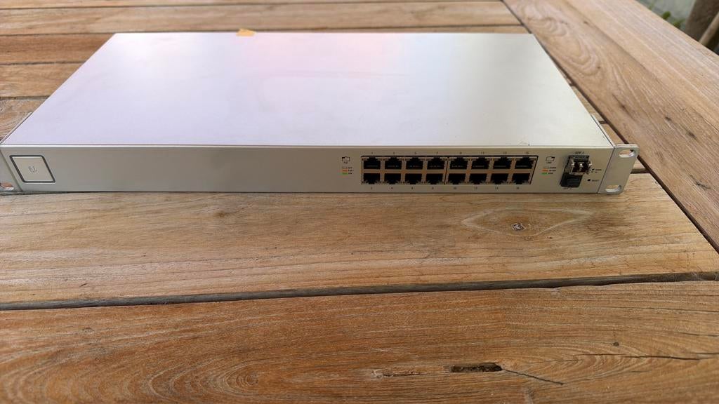 UniFi switch 16 poe, Computers en Software, Netwerk switches, Ophalen of Verzenden, Zo goed als nieuw