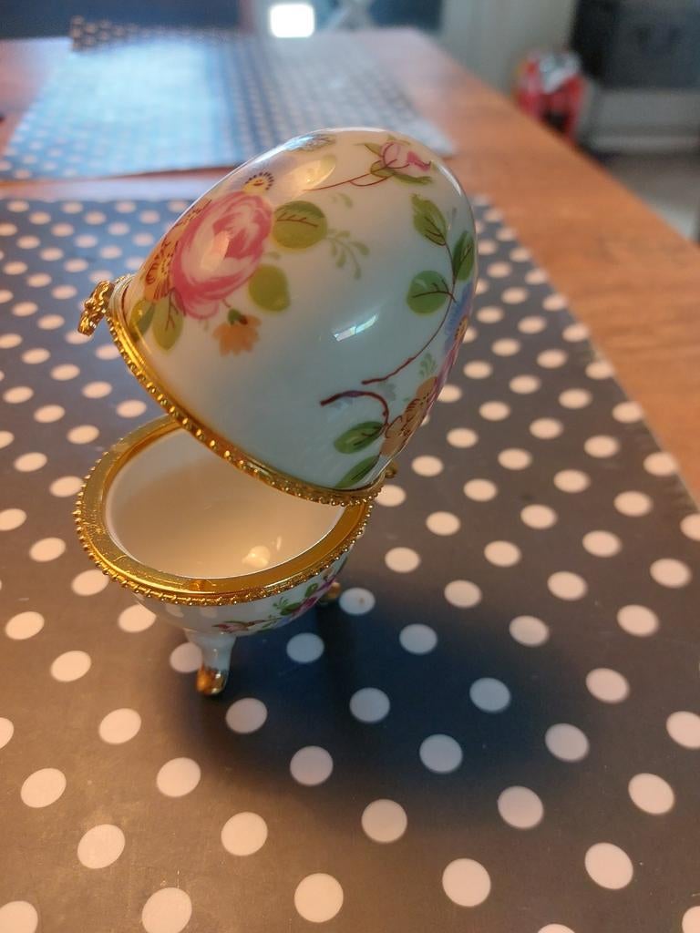 Faberge-stijl porseleinen ei, 10 cm hoog, met bloemmotief, Antiek en Kunst, Antiek | Porselein, Ophalen of Verzenden