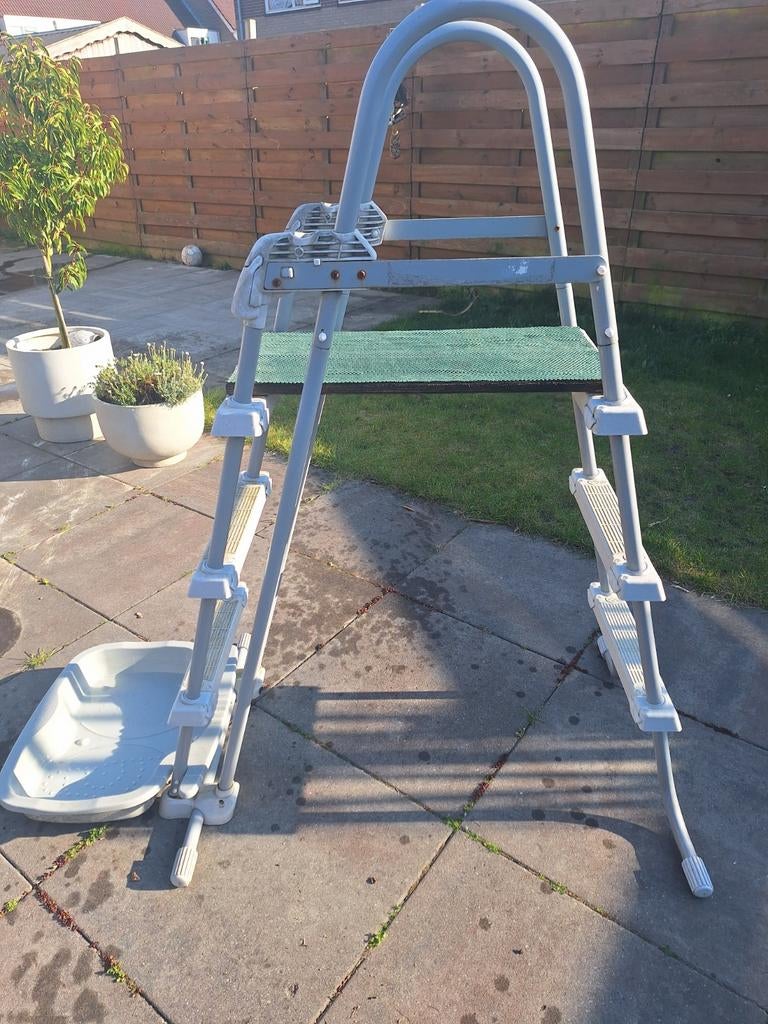 Trap voor zwembad met plankje bovenop en voetenbadje!, Ophalen