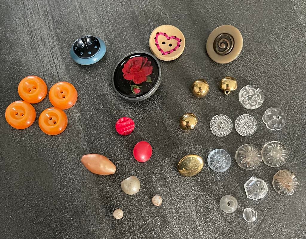 Nieuwe en oude knopen zo’n 1000 stuks, Hobby en Vrije tijd, Ophalen of Verzenden, Zo goed als nieuw, Knoop of Knopen