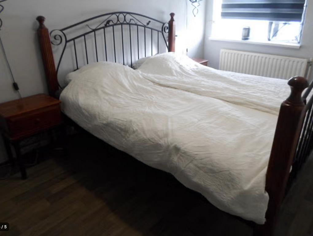 2 persoons smeedijzer kersen hout bed + 2 nachtkastjes, Ophalen, Gebruikt, Bruin, Romantisch