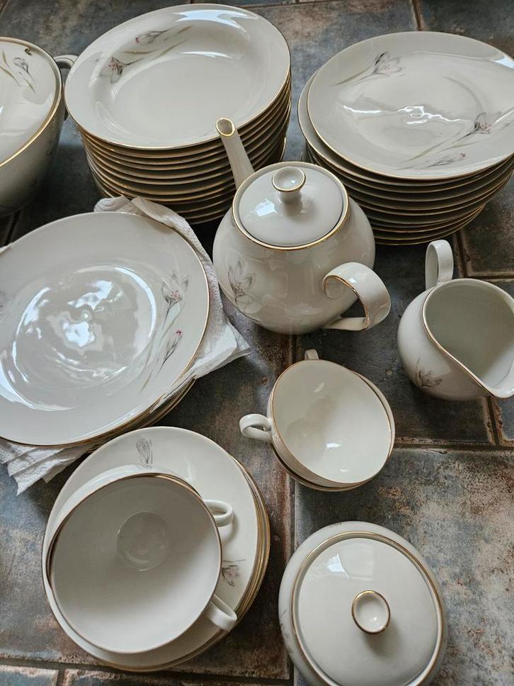 Servies met witte bloemen en goud randje, Antiek en Kunst, Antiek | Servies compleet, Ophalen