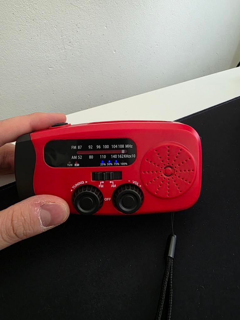 Nieuw Noodradio Rood - Solar, Oplaadbaar & Powerbank Functie, Ophalen of Verzenden, Nieuw, Radio