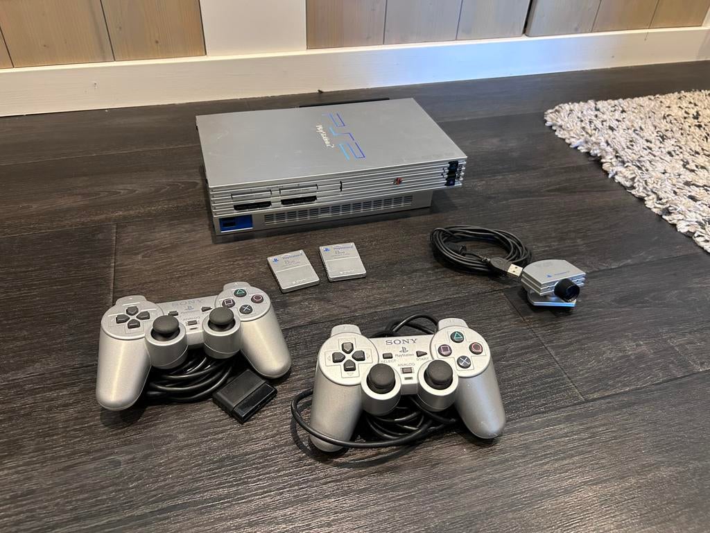 PlayStation 2 Silver met 2 controllers, 2 Memorycards, SSD,, Ophalen of Verzenden, Zo goed als nieuw, Met 2 controllers