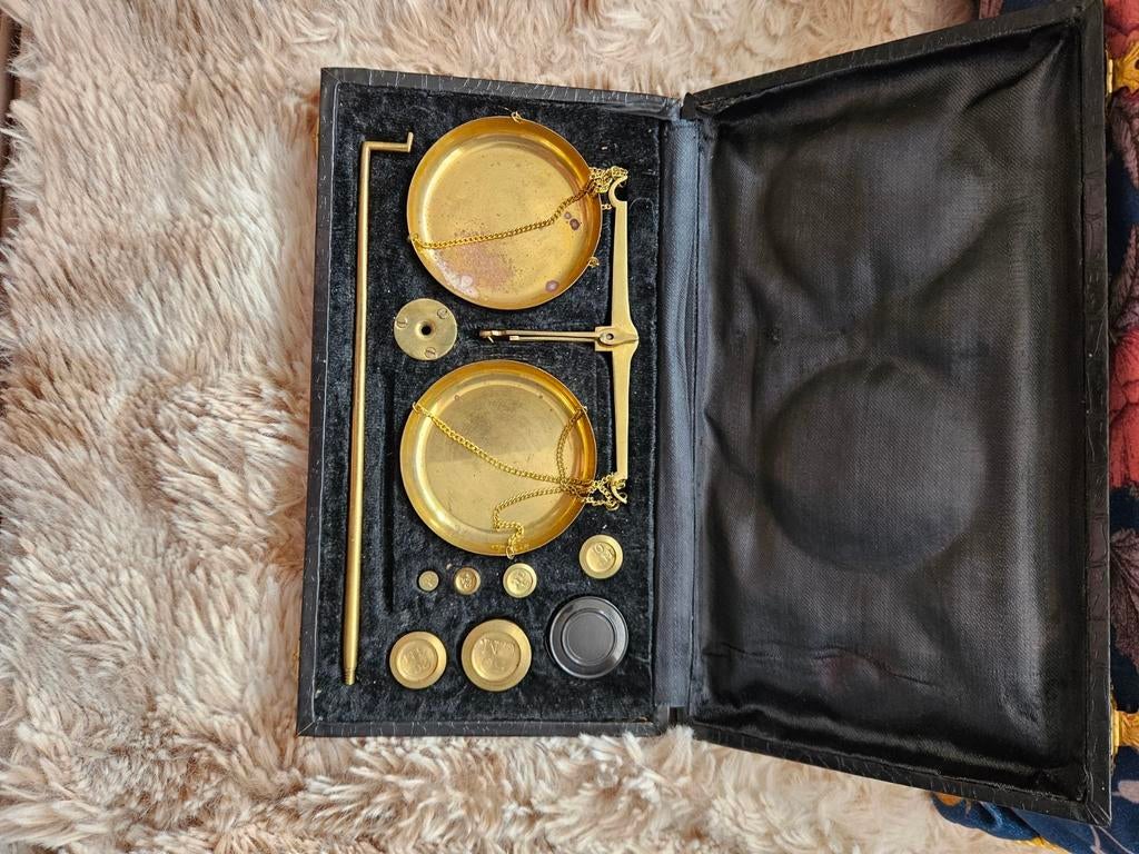 Oude goud weegschaal in fluwelen box, Ophalen of Verzenden