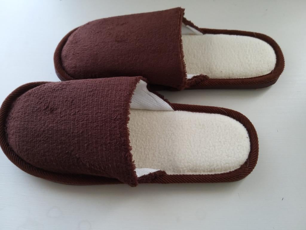 Nieuwe bruine badstof fleece pantoffels sloffen, maat 41, Kleding | Dames, Schoenen, Ophalen of Verzenden, Nieuw, Bruin, Pantoffels of Sloffen