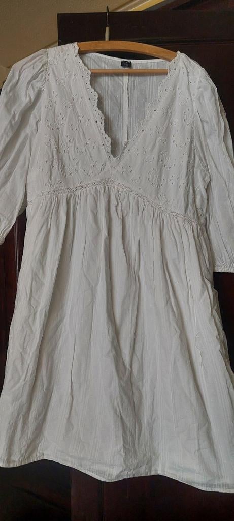 Wit jurkje van Kiabi maat L met broderie anglaise, Kleding | Dames, Maat 42/44 (L), Nieuw, Ophalen of Verzenden, Kiabi