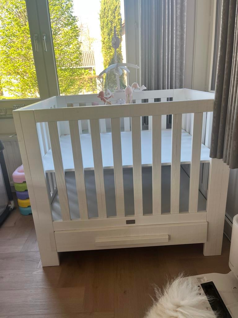 Wit baby box met lade, Kinderen en Baby's, Boxen, Ophalen, Gebruikt, In hoogte verstelbaar