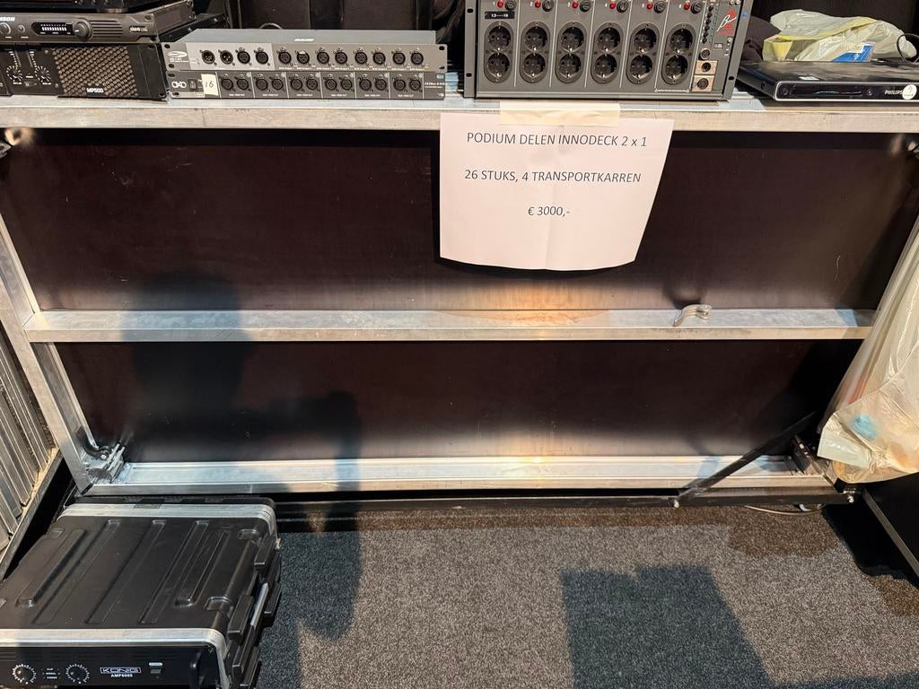 Podiumdelen Innodeck 2x1 meter - 26 stuks met transportkarre, Jahoor@ja.ja, Ophalen, Dedemsvaart, Gebruikt