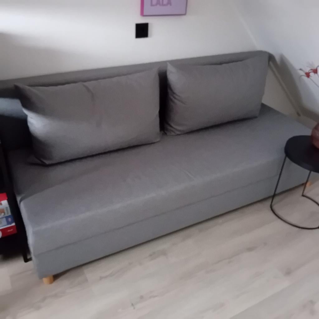 Comfortabele grijze slaapbank - ideaal voor kleine ruimtes, Ophalen, Tweepersoons, 140 cm, Zo goed als nieuw