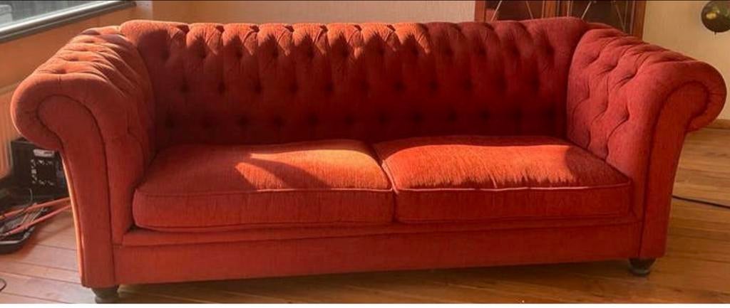 Gecapitonneerde bank in warme kleur - 2,50 meter breed, Huis en Inrichting, Banken | Sofa's en Chaises Longues, Zo goed als nieuw