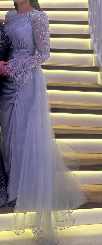 Lichtgrijze jurk met lange doorzichtige mouwen en veren, Kleding | Dames, Jurken, Maat 38/40 (M), Ophalen of Verzenden, Zo goed als nieuw