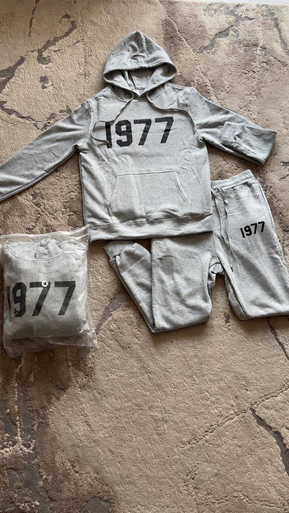 Essentials trainingspak 1977 - grijs, Kleding | Dames, Huispakken, Ophalen of Verzenden, Nieuw, Grijs