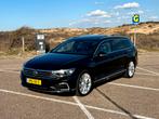 Volkswagen Passat GTE PANO DCC trekhaak 19inch BTW ACC, Auto's, Zwart, Plug-in hybride, 1600 kg, Geïmporteerd