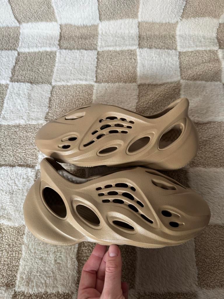 Adidas Yeezy Foam RNR Clay Taupe EU40,5 (vallen als EU38), Slippers, Bruin, Ophalen of Verzenden, Gedragen