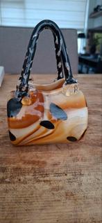 Glazen tasje uit Venetië, Ophalen