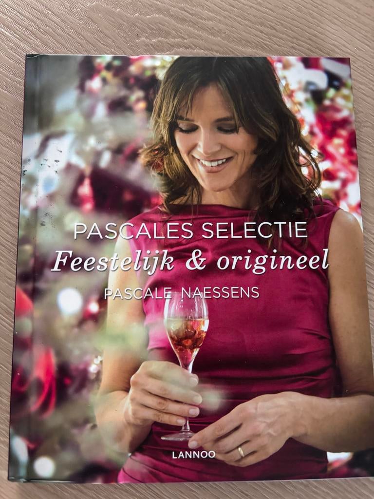 Pascale Naessens - Feestelijk & origineel kookboek, Hoofdgerechten, Ophalen of Verzenden, Zo goed als nieuw, Europa