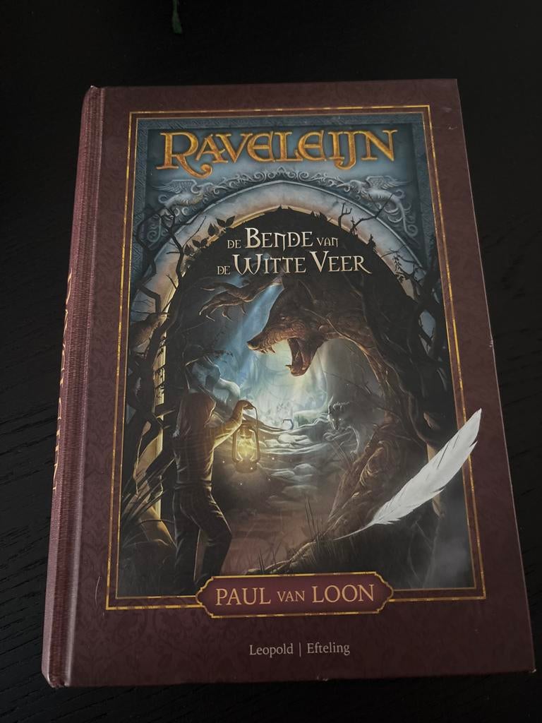 Raveleijn: De bende van de witte veer - Paul van Loon, Ophalen of Verzenden, Gelezen, Fictie algemeen