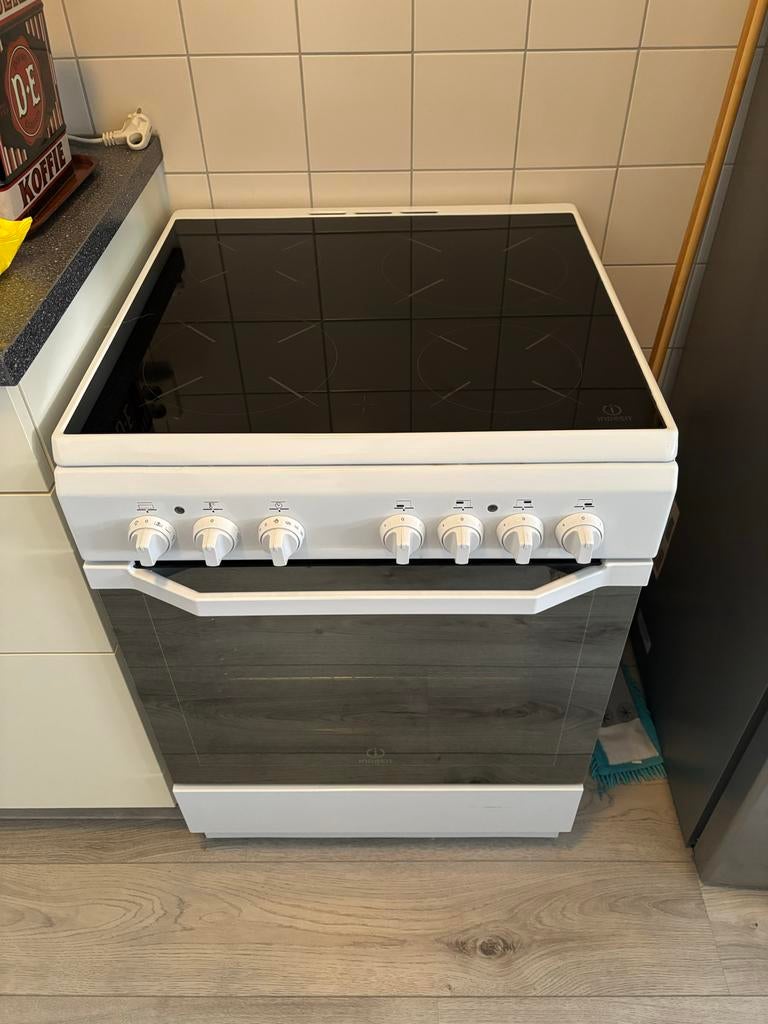 Indesit Elektrisch Fornuis met Kookplaat, Witgoed en Apparatuur, Fornuizen, Ophalen, 60 cm of meer, Keramisch, 4 kookzones