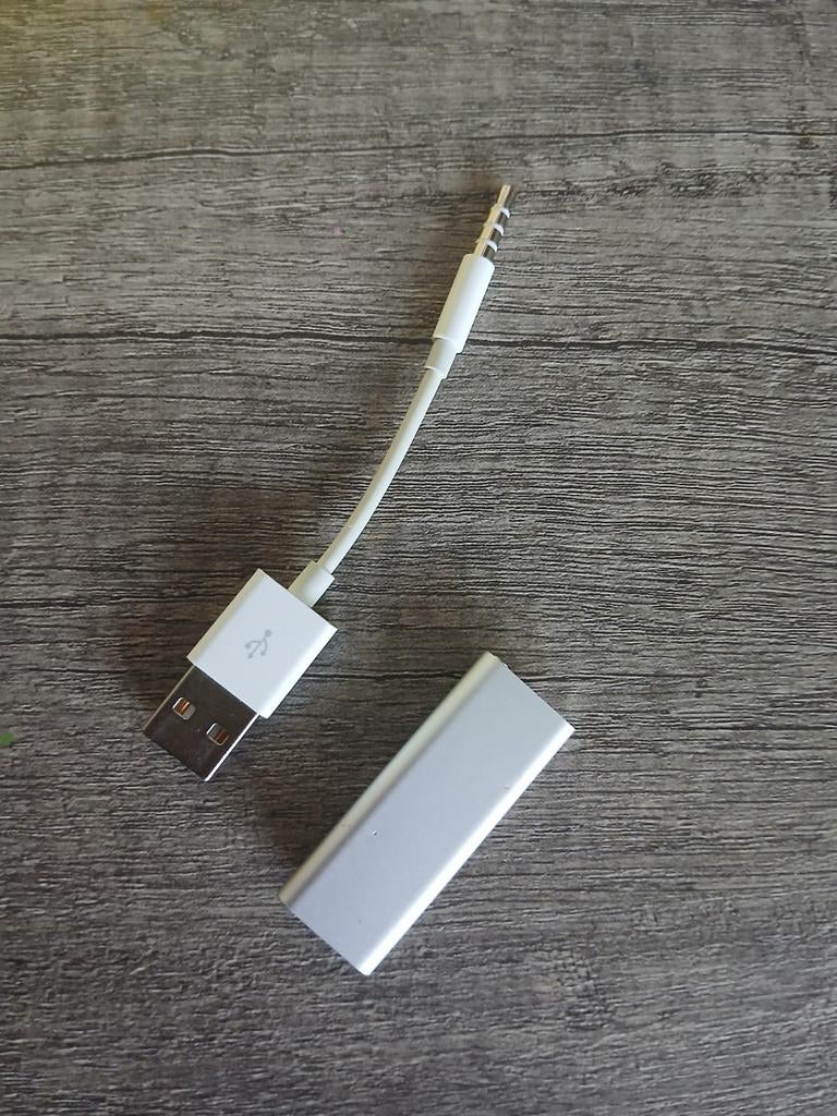 Apple iPod Shuffle 3e generatie met USB-kabel, Gebruikt, Shuffle, Zilver, Minder dan 2 GB
