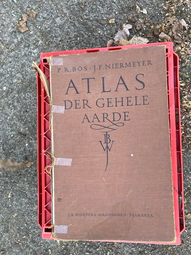 Historische Atlas der Gehele Aarde - P.R. Bos J.F. Niermeyer, Boeken, Atlassen en Landkaarten, Gelezen, Overige atlassen, Wereld