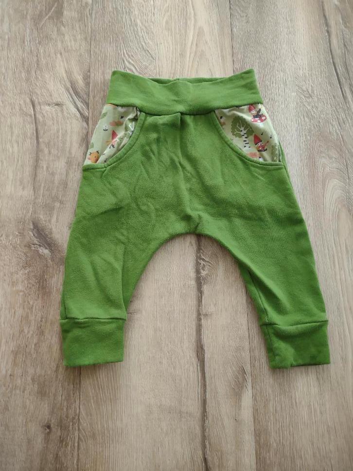 Mooie zachte groene broek met kabouters en bomen, maat 74., Kinderen en Baby's, Babykleding | Maat 74, Zo goed als nieuw, Jongetje of Meisje
