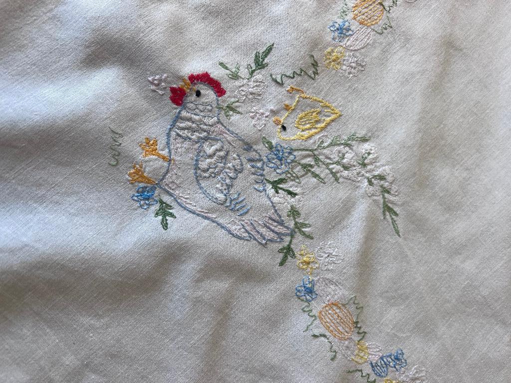2 x tafelkleed vierkant 79 x 70 pasen wit gebroduurd, Ophalen of Verzenden, Zo goed als nieuw