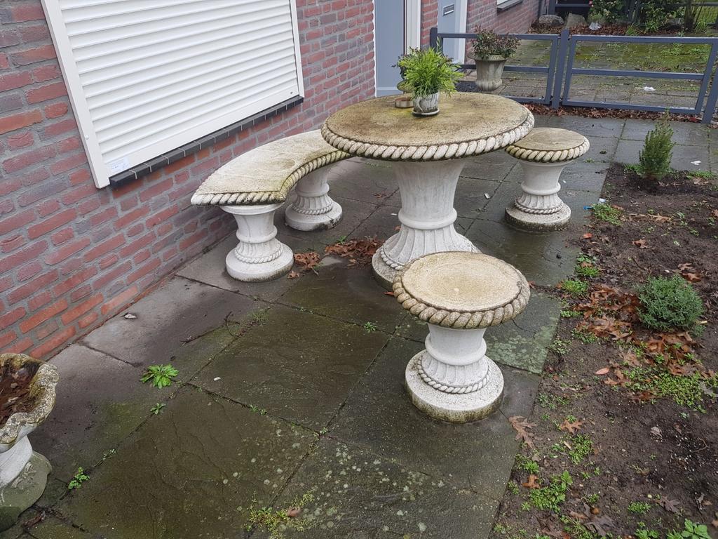 Net betonne tuinset, Ophalen