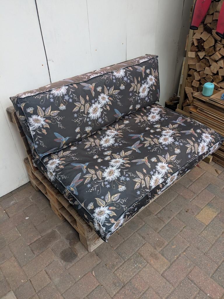 Palletbankje met bloemen kussen, Ophalen, Gebruikt, Hout