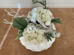 Bloemstuk met kunstbloemen en kunststof vaas, Kunststof, Gebruikt, Wit, Ophalen of Verzenden