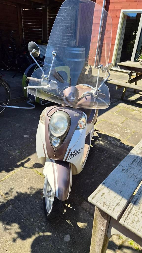 Sym Mio Scooter - Bruin/Wit - Inclusief windscherm, Fietsen en Brommers, Scooters | SYM, Gebruikt, Maximaal 45 km/u, Benzine, Ophalen