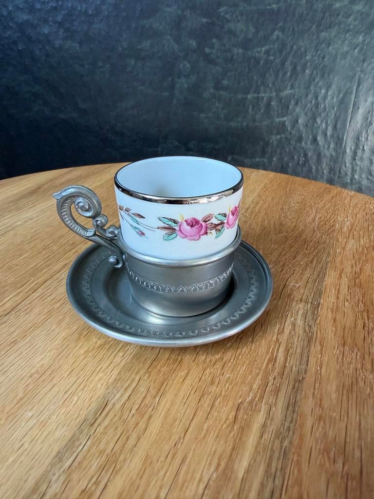 Antieke porseleinen kop en schotel met tinnen houder, Ophalen