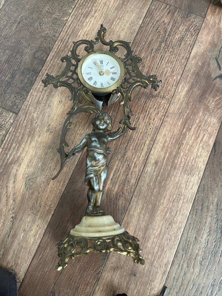 Opknapper Tafelklokje met putto, Antiek en Kunst, Antiek | Klokken, Ophalen of Verzenden