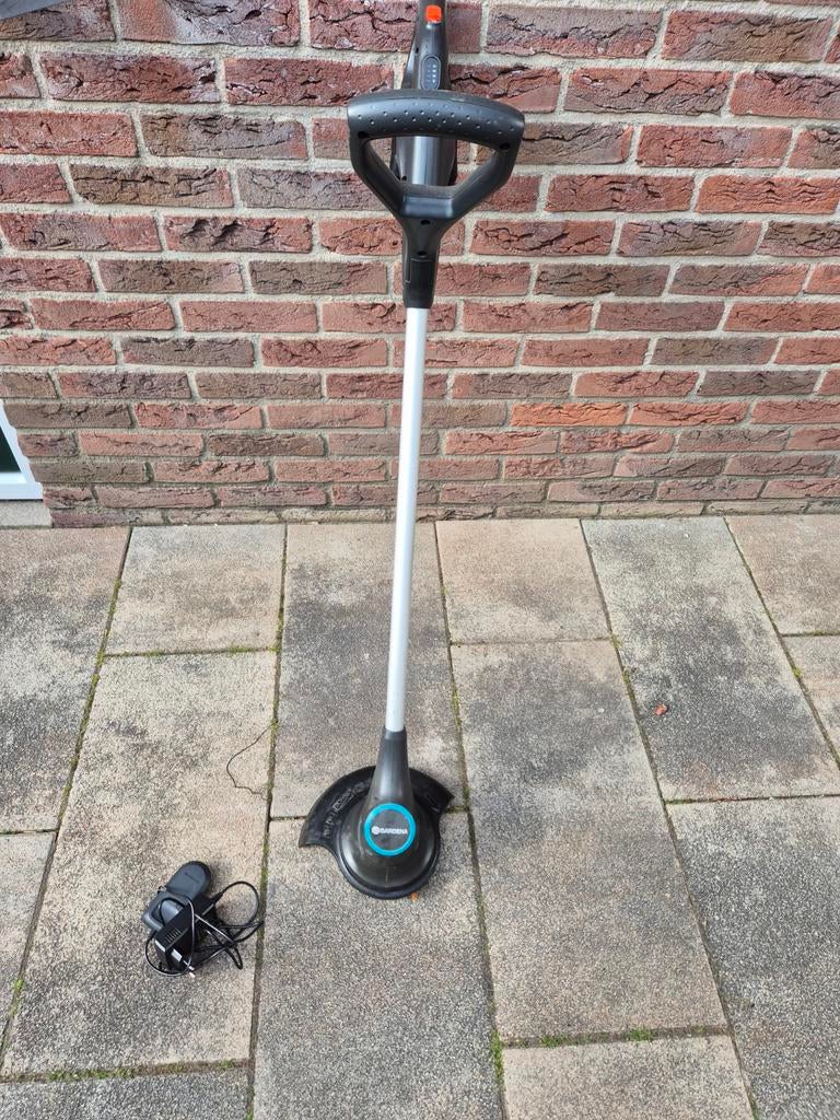 Gardena grastrimmer met accu en lader, Tuin en Terras, Grastrimmers, Ophalen, Accu, Zo goed als nieuw, 10 tot 30 cm